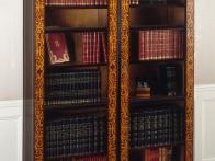 Meuble en marqueterie exposant la collection de livres de Balzac